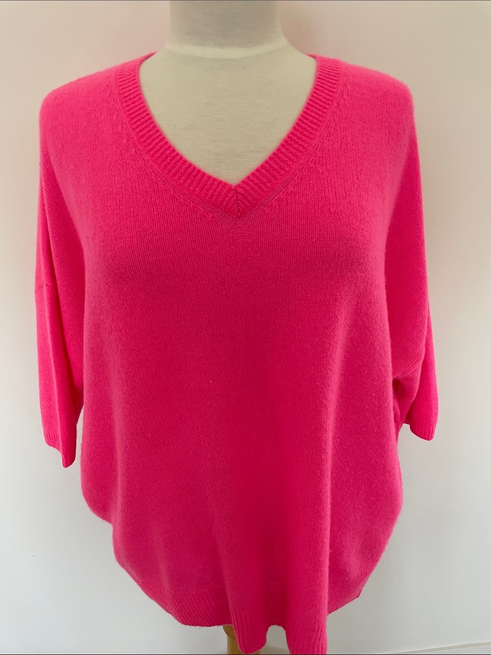 Estheme Cashmere Relaxed V‑Neck Sweater in Bright Hi-lighter Pink